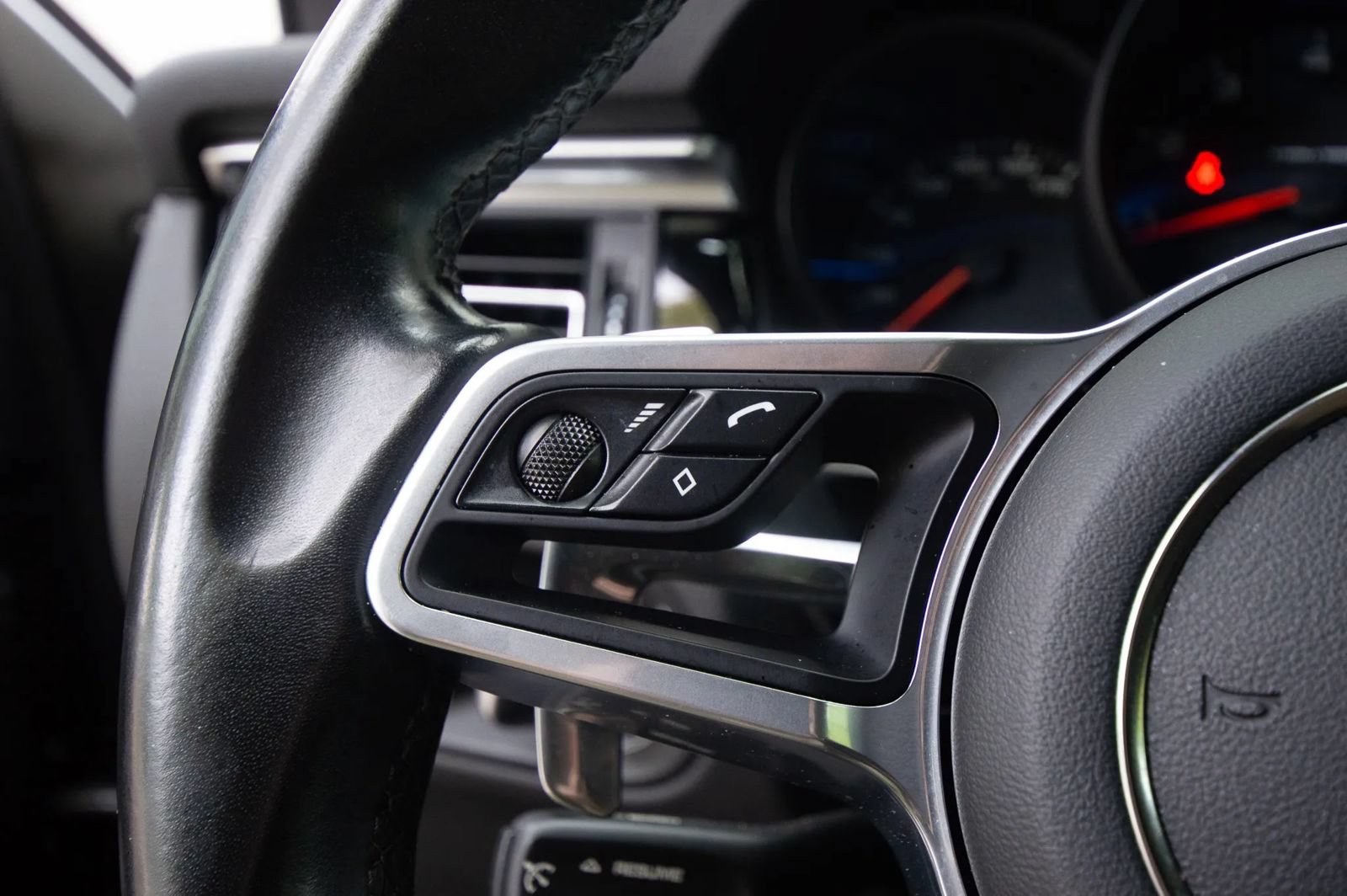 Used 2021 Porsche Macan w/ Premium Package Plus AWD/4WD image 45