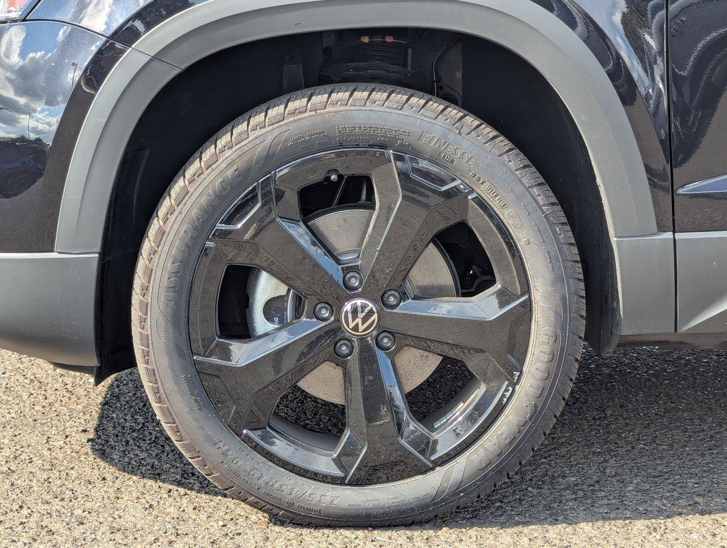 Used 2025 Volkswagen Taos SEL AWD/4WD image 39