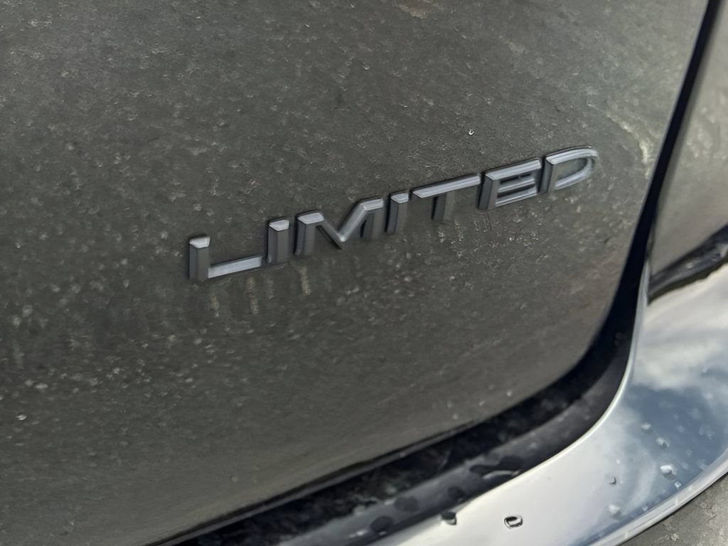 Used 2025 Chrysler Pacifica Limited FWD image 27
