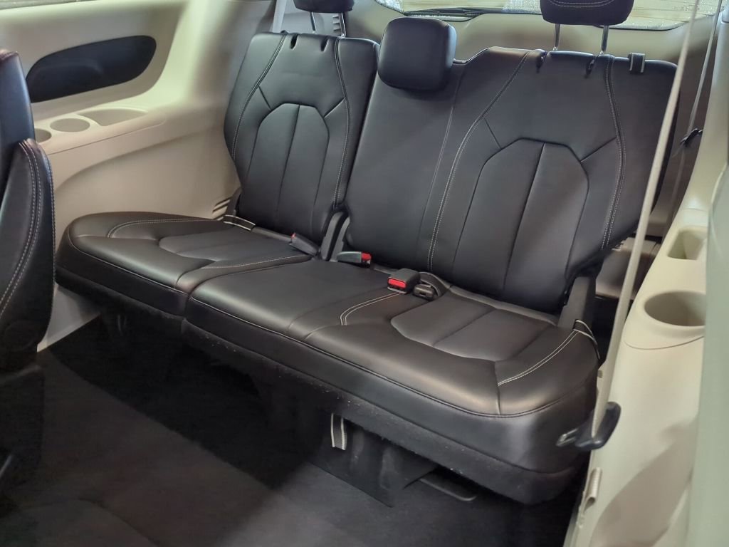 Used 2024 Chrysler Pacifica Touring-L image 37