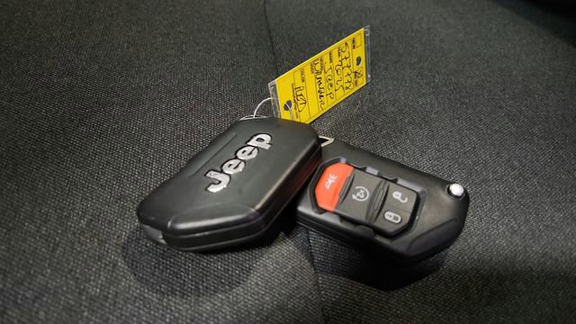 Used 2025 Jeep Wrangler Unlimited Sahara w/ Safety Group AWD/4WD image 14