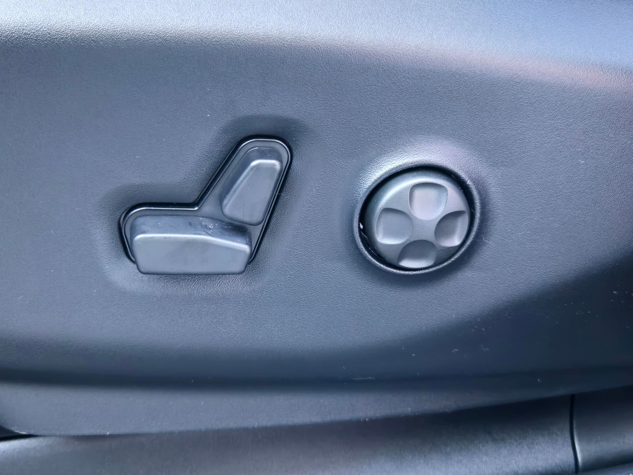 New 2026 Chrysler Pacifica Limited w/ Uconnect Theater Family Group image 17