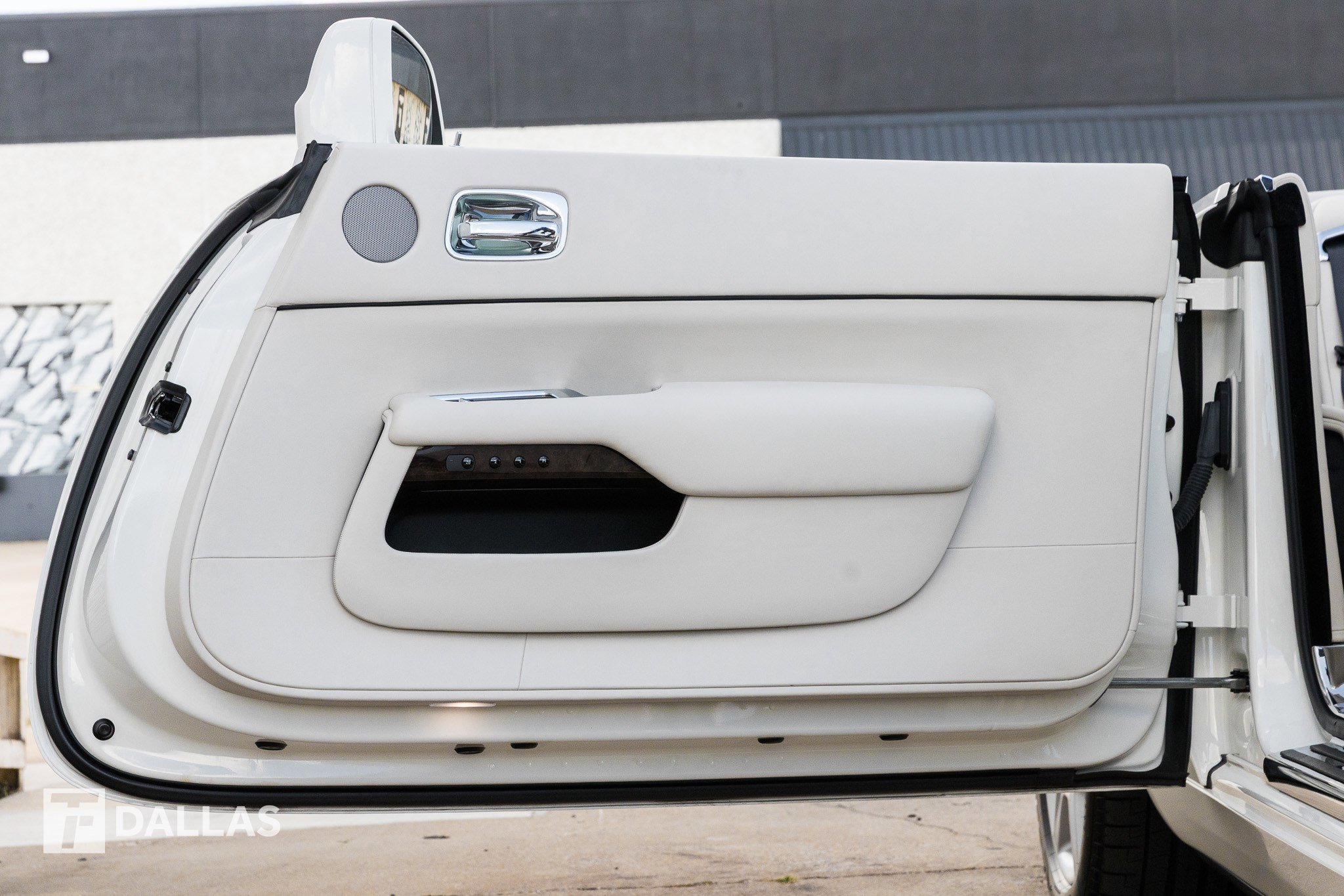 Used 2017 Rolls-Royce Dawn image 34