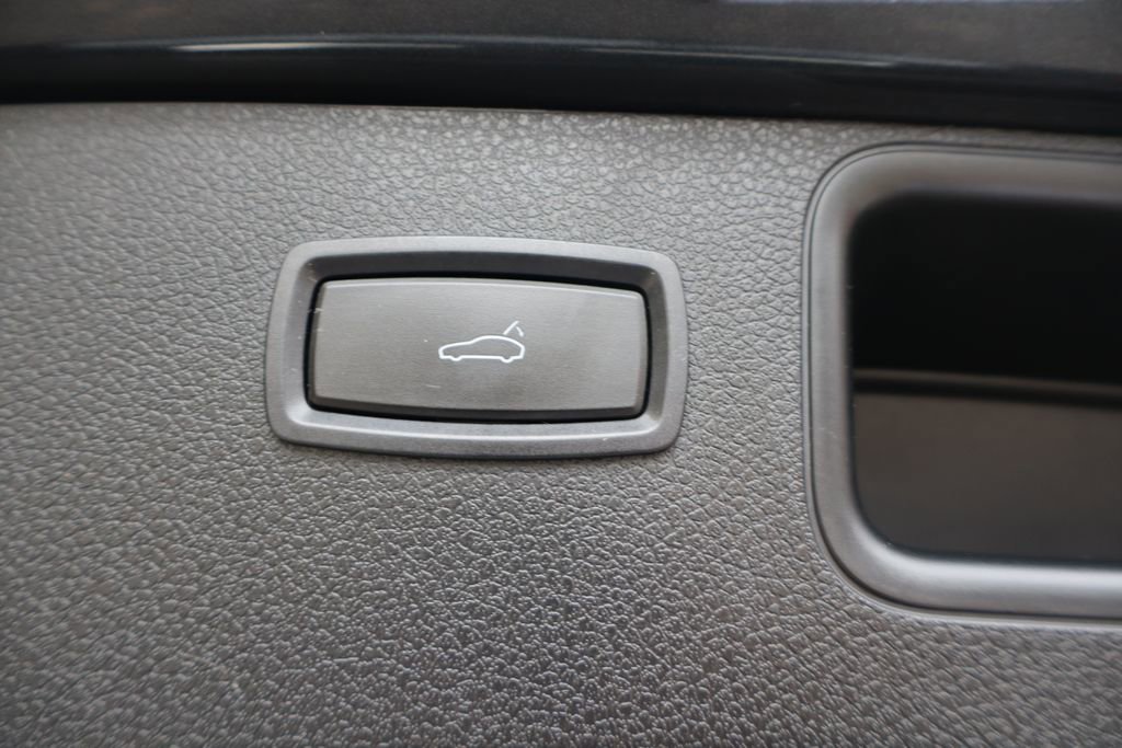 Used 2018 Porsche Macan Sport Edition w/ Driver Memory Package image 29