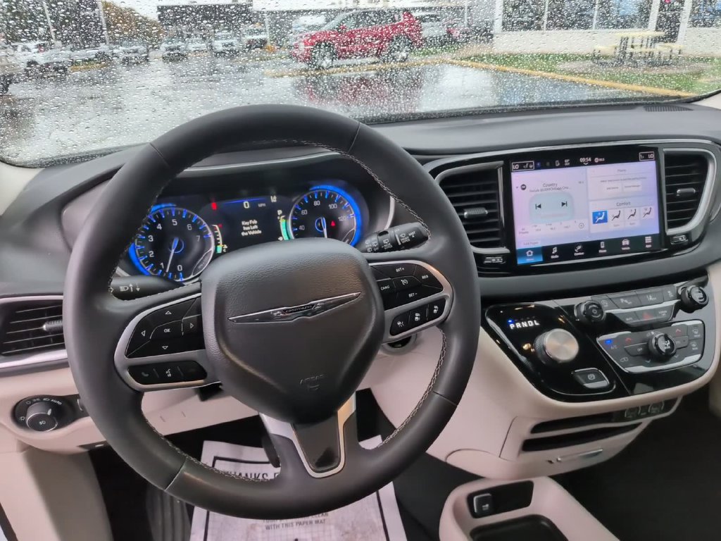 Used 2024 Chrysler Pacifica Touring-L FWD image 27