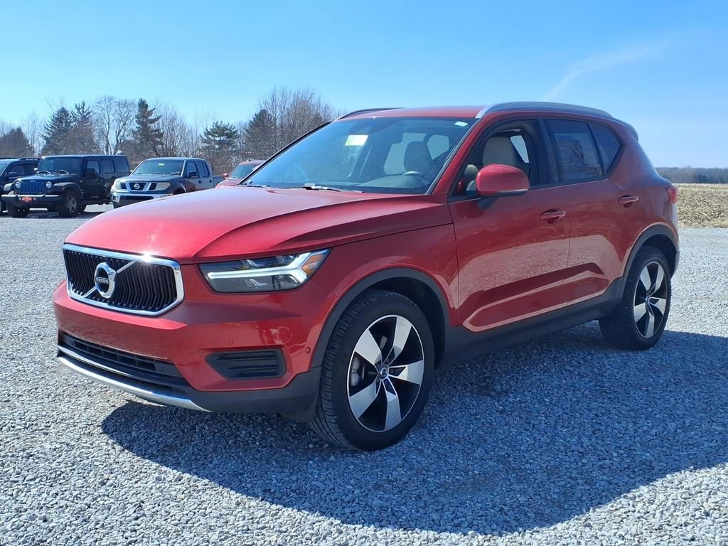 Used 2019 Volvo XC40 T4 Momentum image 3