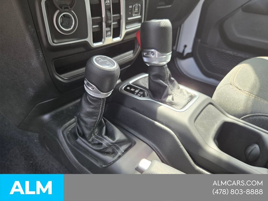 Used 2025 Jeep Wrangler Unlimited Sahara AWD/4WD image 29