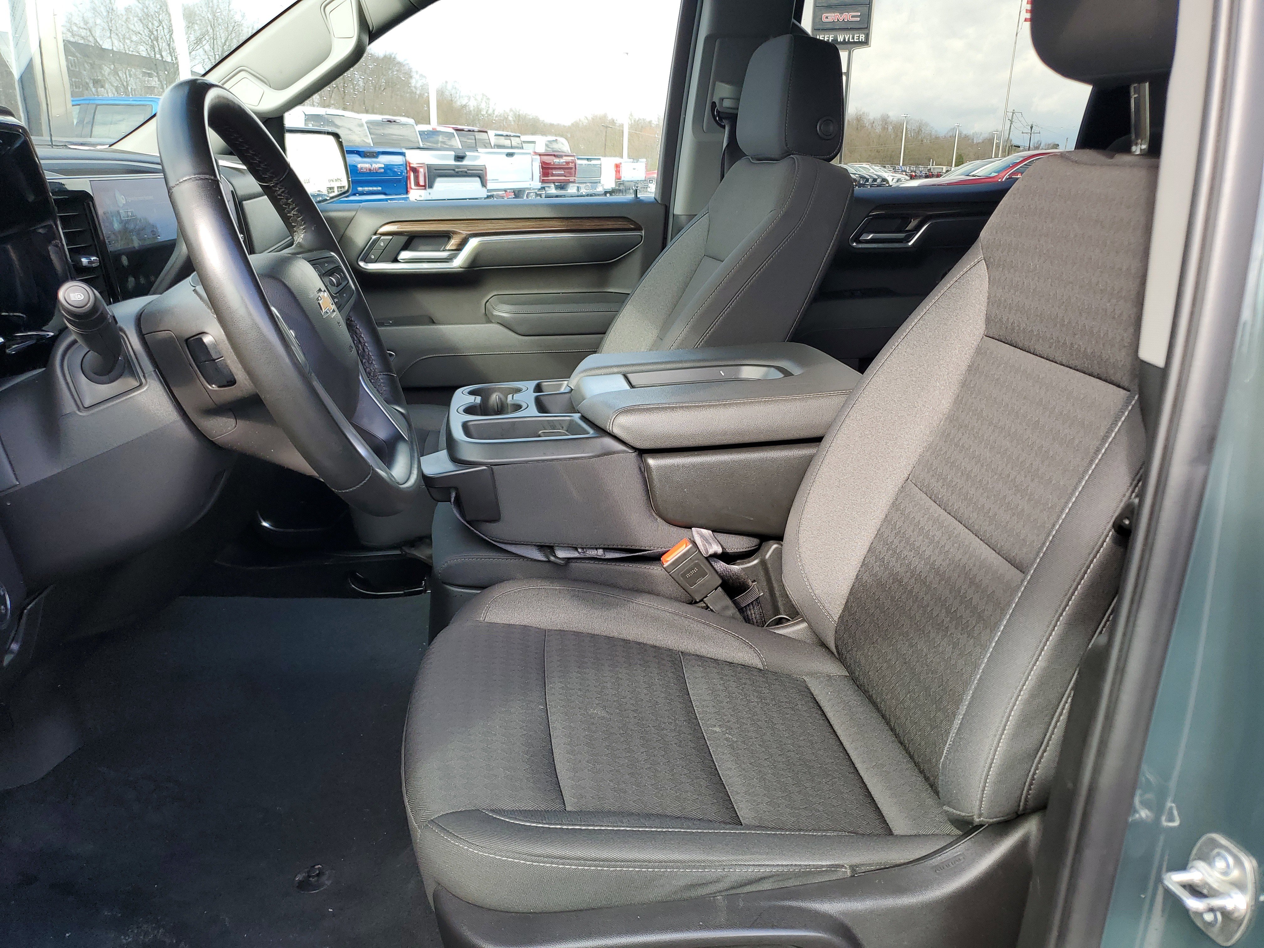 Used 2025 Chevrolet Silverado 1500 LT image 25