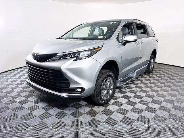 Used 2025 Toyota Sienna XLE w/ XLE Plus Package FWD image 3