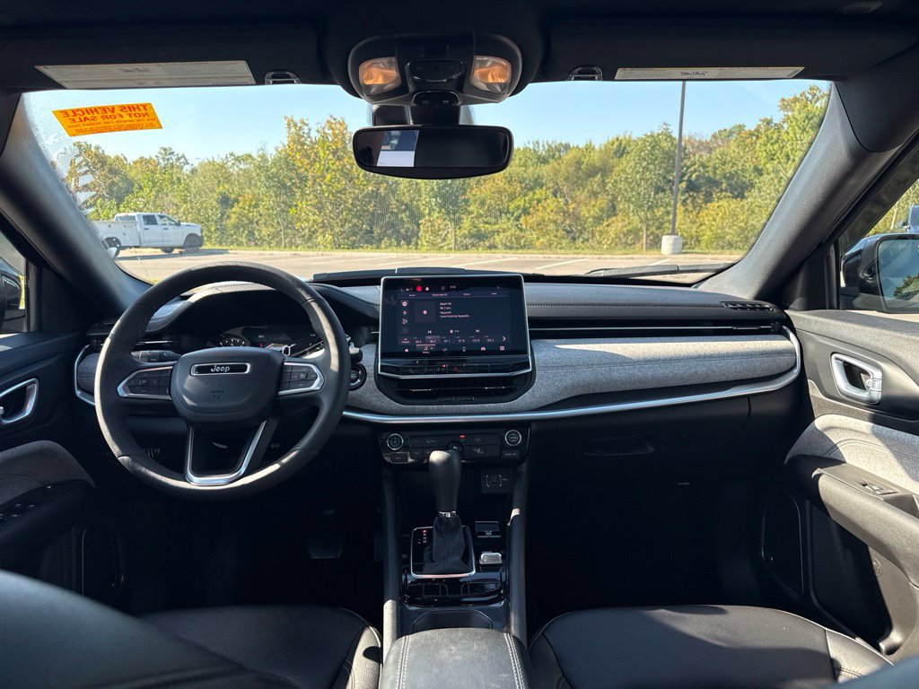 Used 2024 Jeep Compass Latitude w/ Sun and Sound Group AWD/4WD image 21