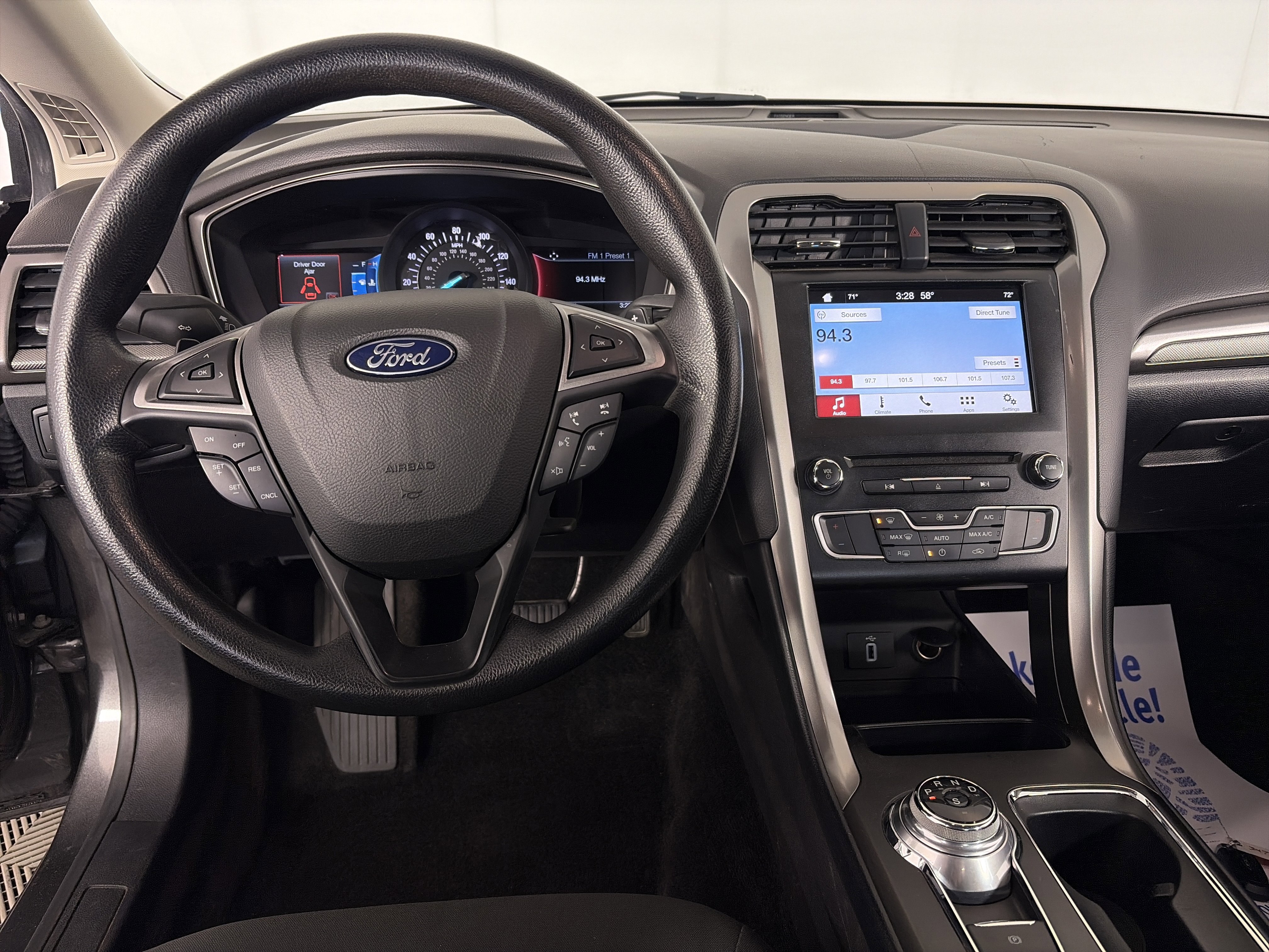 Used 2018 Ford Fusion SE w/ Fusion SE Technology Package FWD image 3