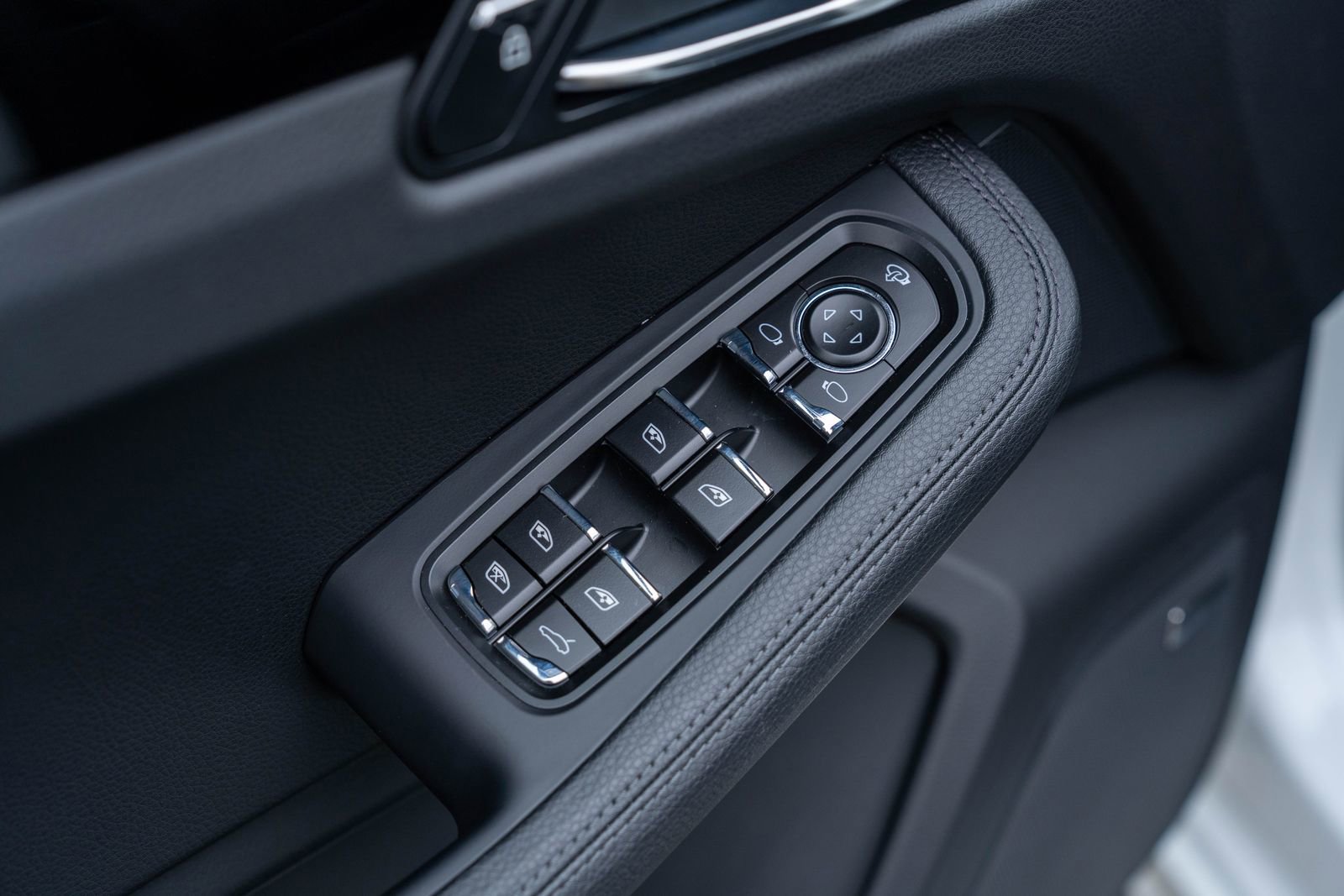 Certified 2025 Porsche Macan image 21