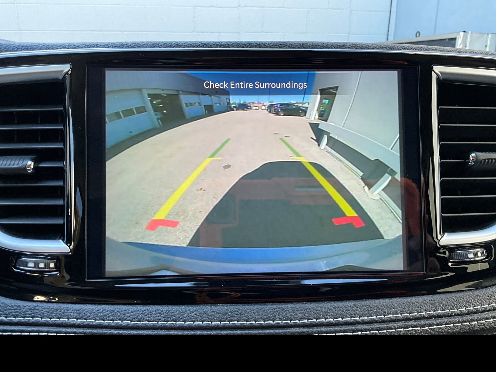 Used 2023 Chrysler Pacifica Limited AWD/4WD image 8