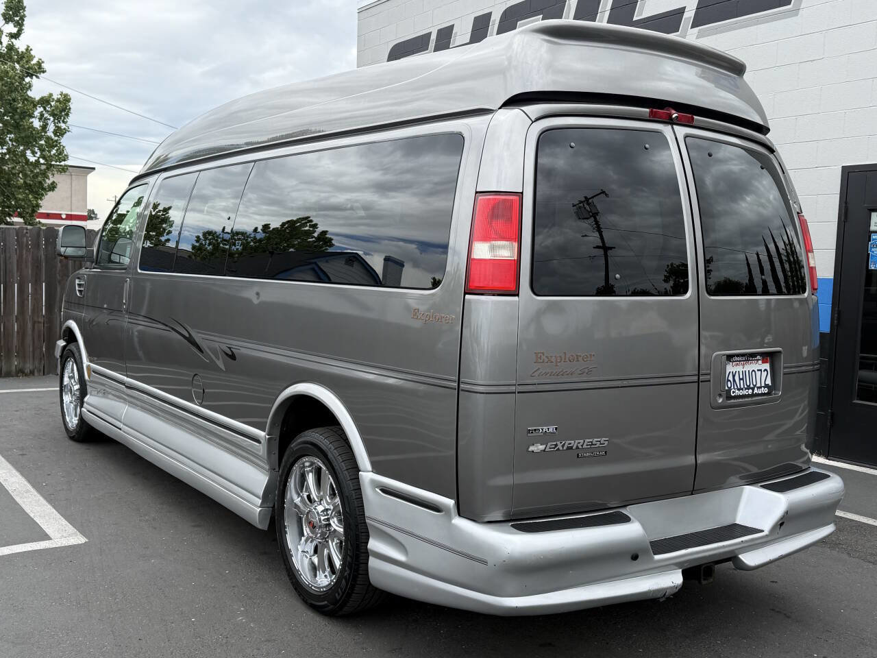 Used 2010 Chevrolet Express 2500 Extended w/ Preferred Equipment Group RWD image 4
