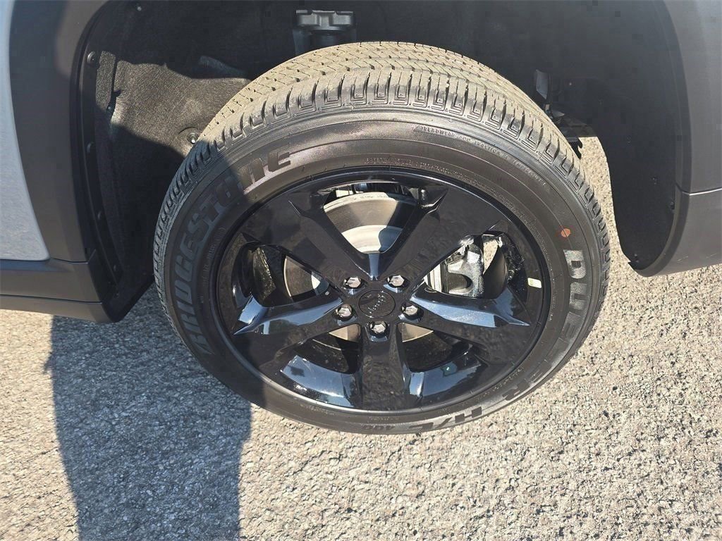 New 2025 Jeep Grand Cherokee L Altitude image 27