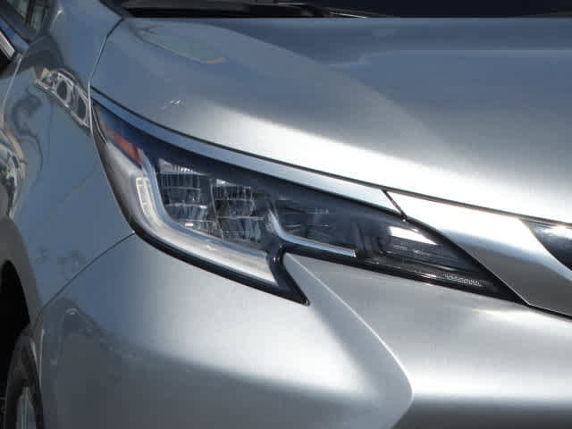 Used 2024 Toyota Sienna Limited FWD image 5