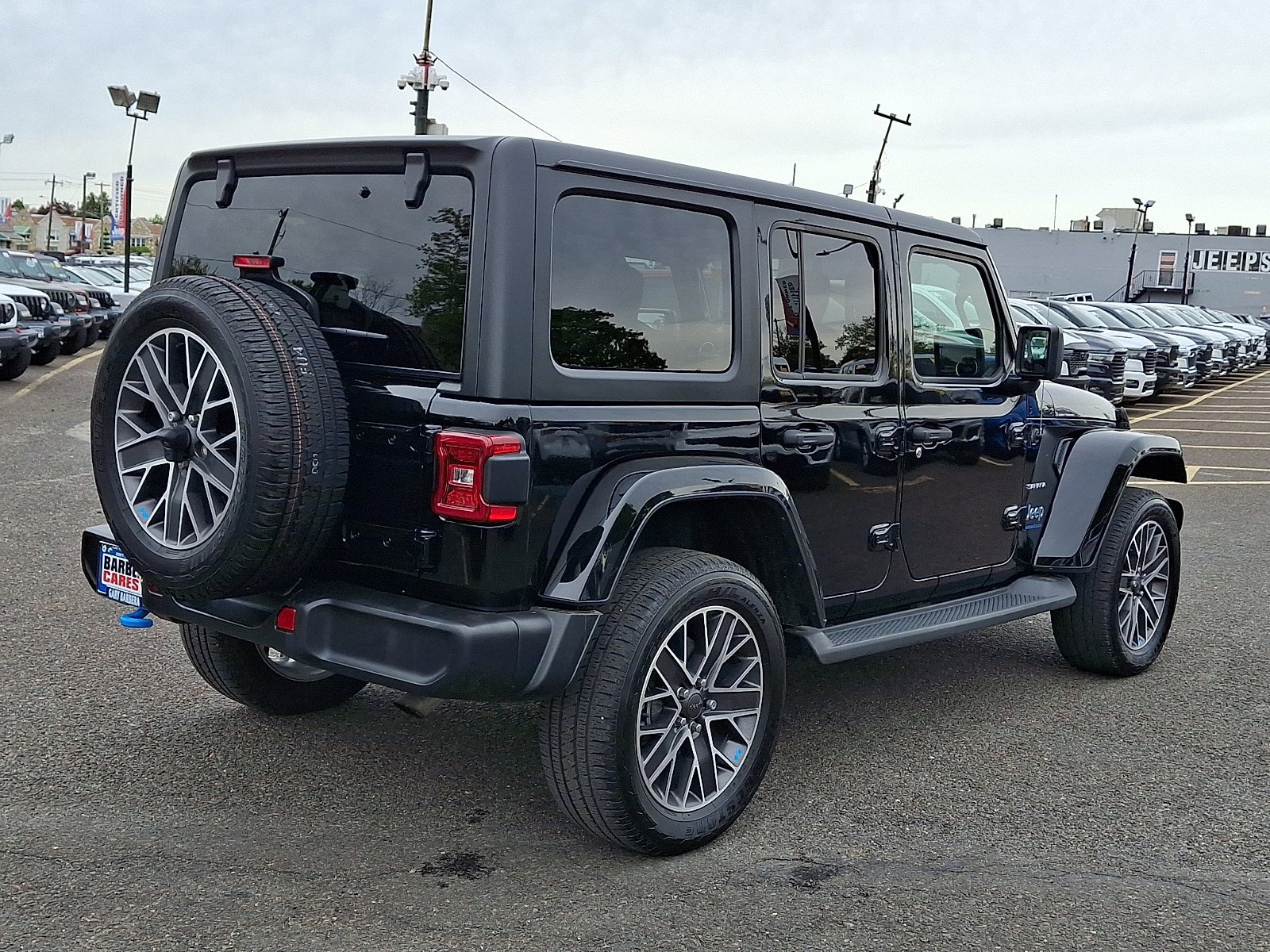 Used 2023 Jeep Wrangler Sahara w/ Cold Weather Group AWD/4WD image 6