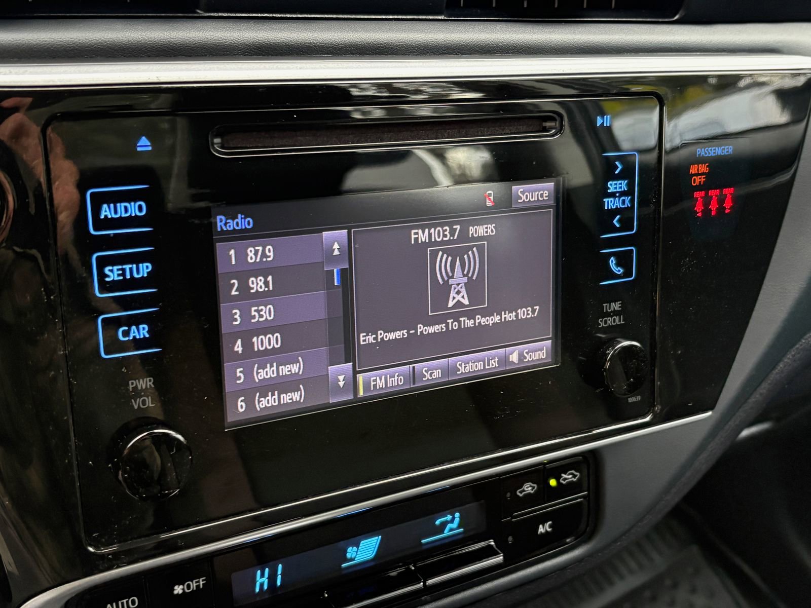 Used 2018 Toyota Corolla LE image 28