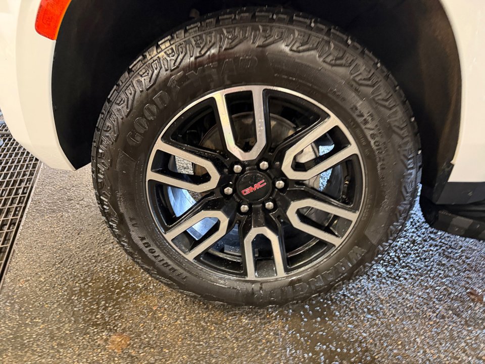 Used 2024 GMC Yukon AT4 w/ Technology Package AWD/4WD image 30