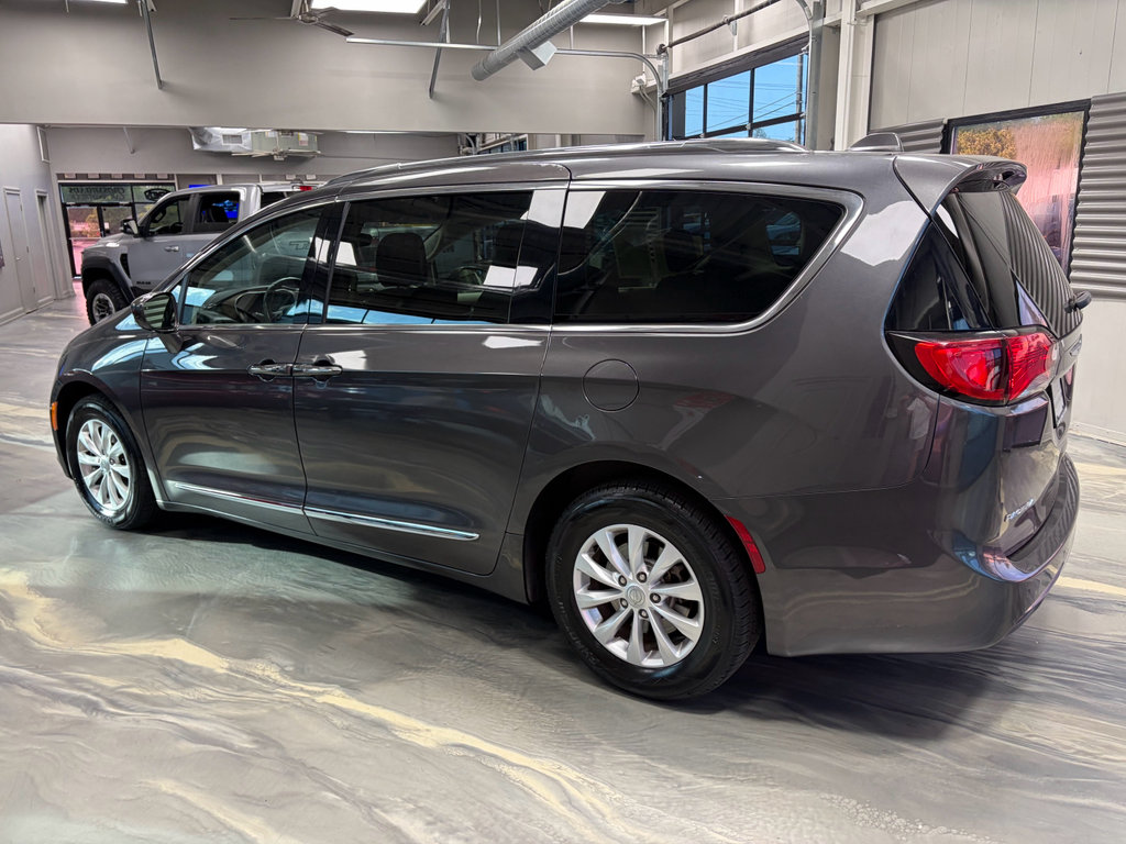 Used 2018 Chrysler Pacifica Touring-L Plus FWD image 34