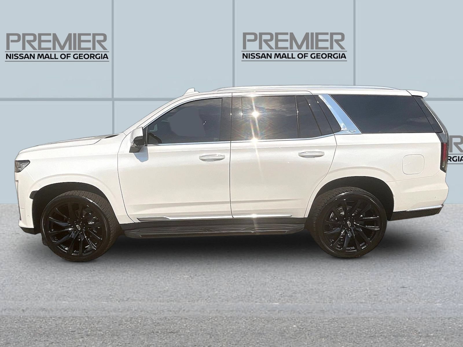 Used 2023 Cadillac Escalade Premium Luxury AWD/4WD image 4