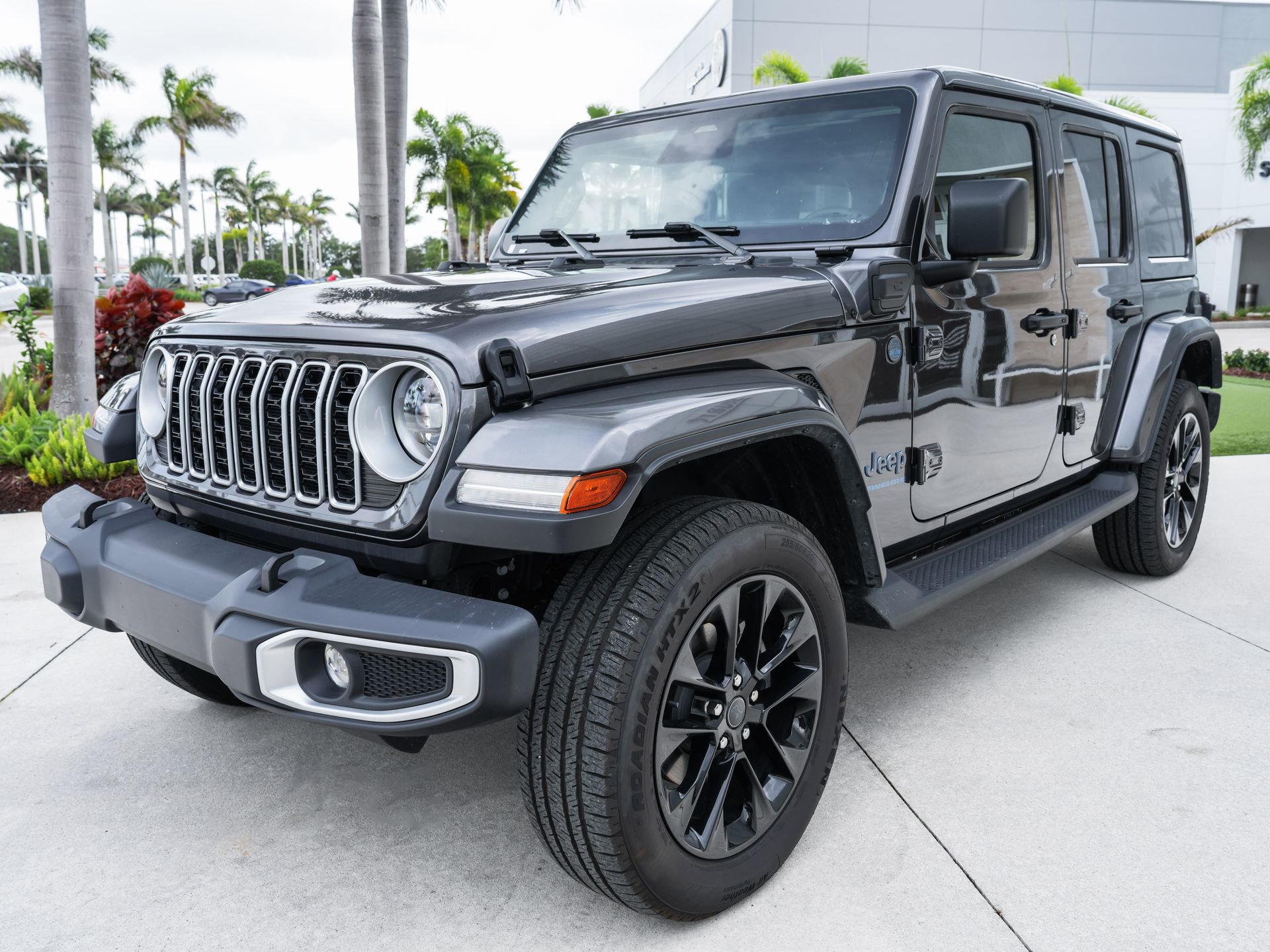 Used 2025 Jeep Wrangler Unlimited Sahara AWD/4WD image 5
