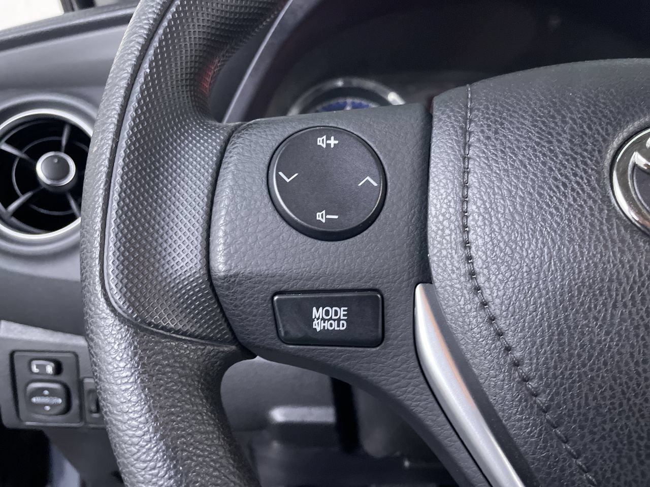 Used 2018 Toyota Corolla LE FWD image 24