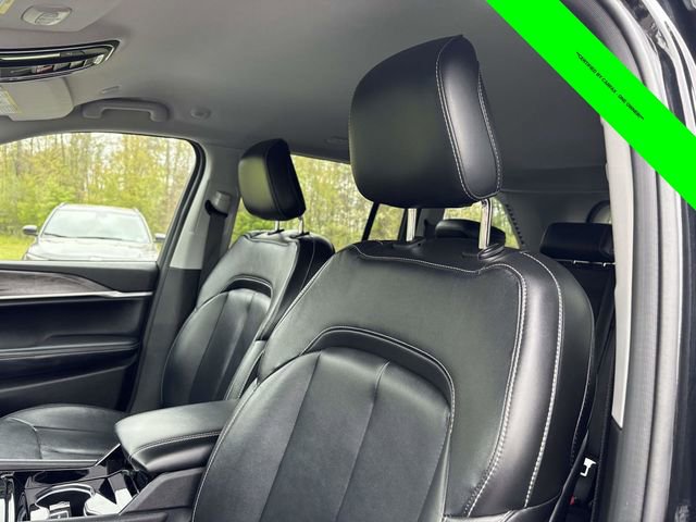 Used 2023 Jeep Grand Cherokee Limited w/ Black Appearance Package AWD/4WD image 6