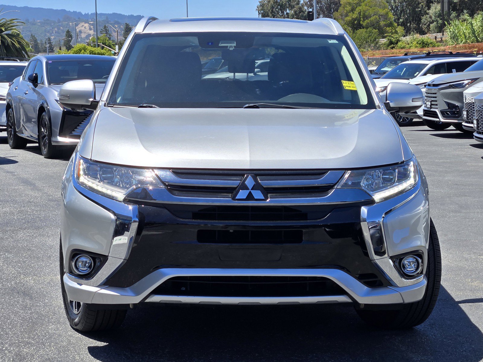 Used 2018 Mitsubishi Outlander 4WD Plug-In Hybrid image 2