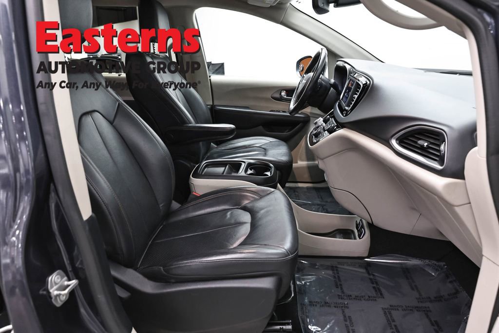 Used 2020 Chrysler Pacifica Touring-L FWD image 25