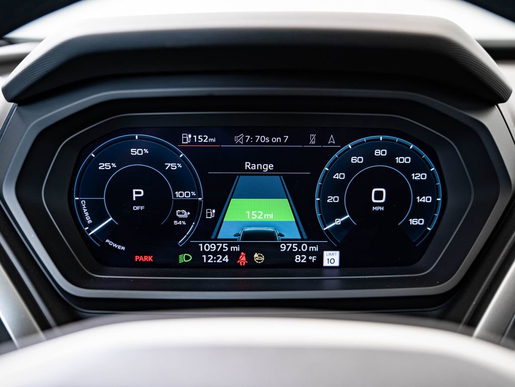 Used 2024 Audi Q4 e-tron Prestige image 33