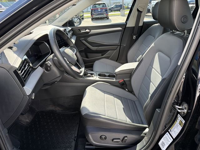 Used 2025 Volkswagen Jetta SE FWD image 13