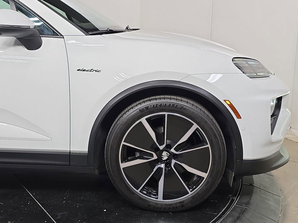 Certified 2025 Porsche Macan Electric image 11