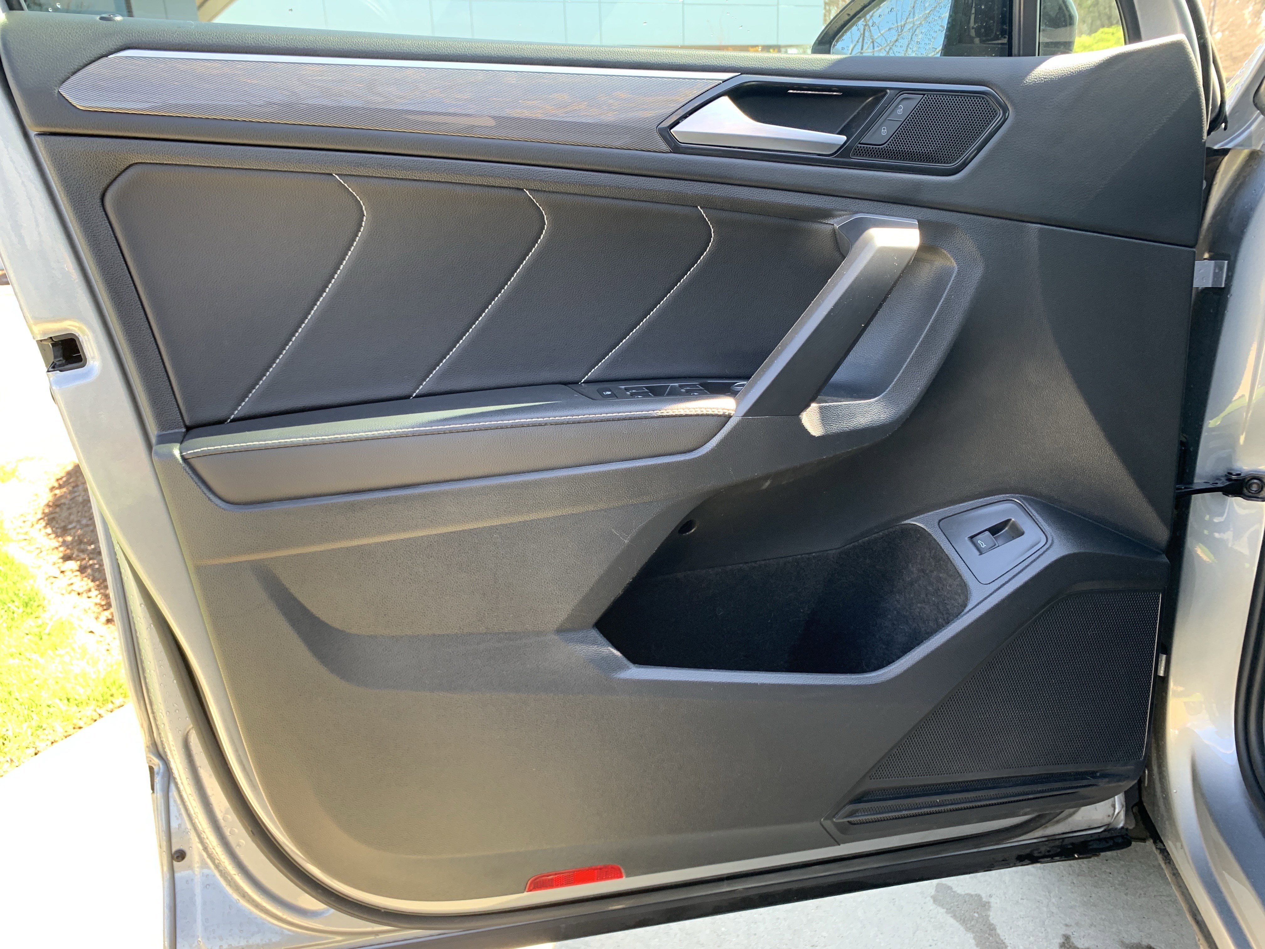 Used 2022 Volkswagen Tiguan SE R-Line image 14