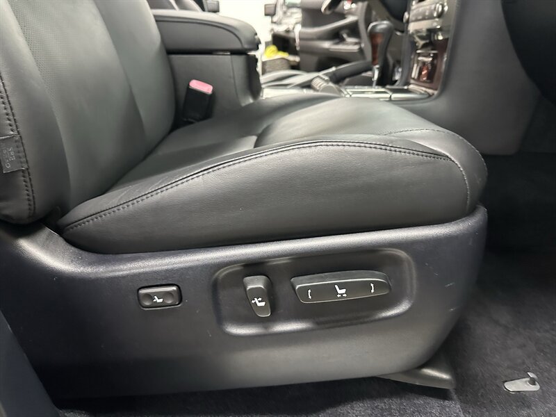 Used 2011 Lexus LX 570 4WD w/ Luxury Pkg image 39