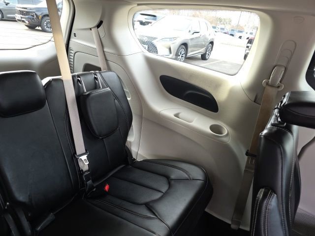 Used 2024 Chrysler Pacifica Touring-L image 14
