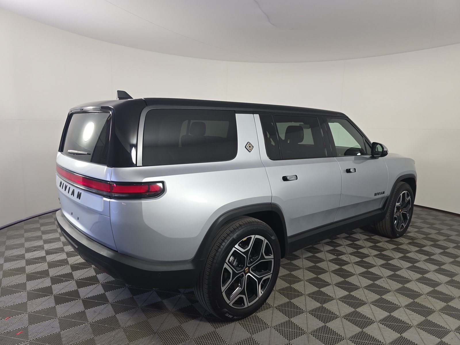 Used 2025 Rivian R1S Adventure AWD/4WD image 5