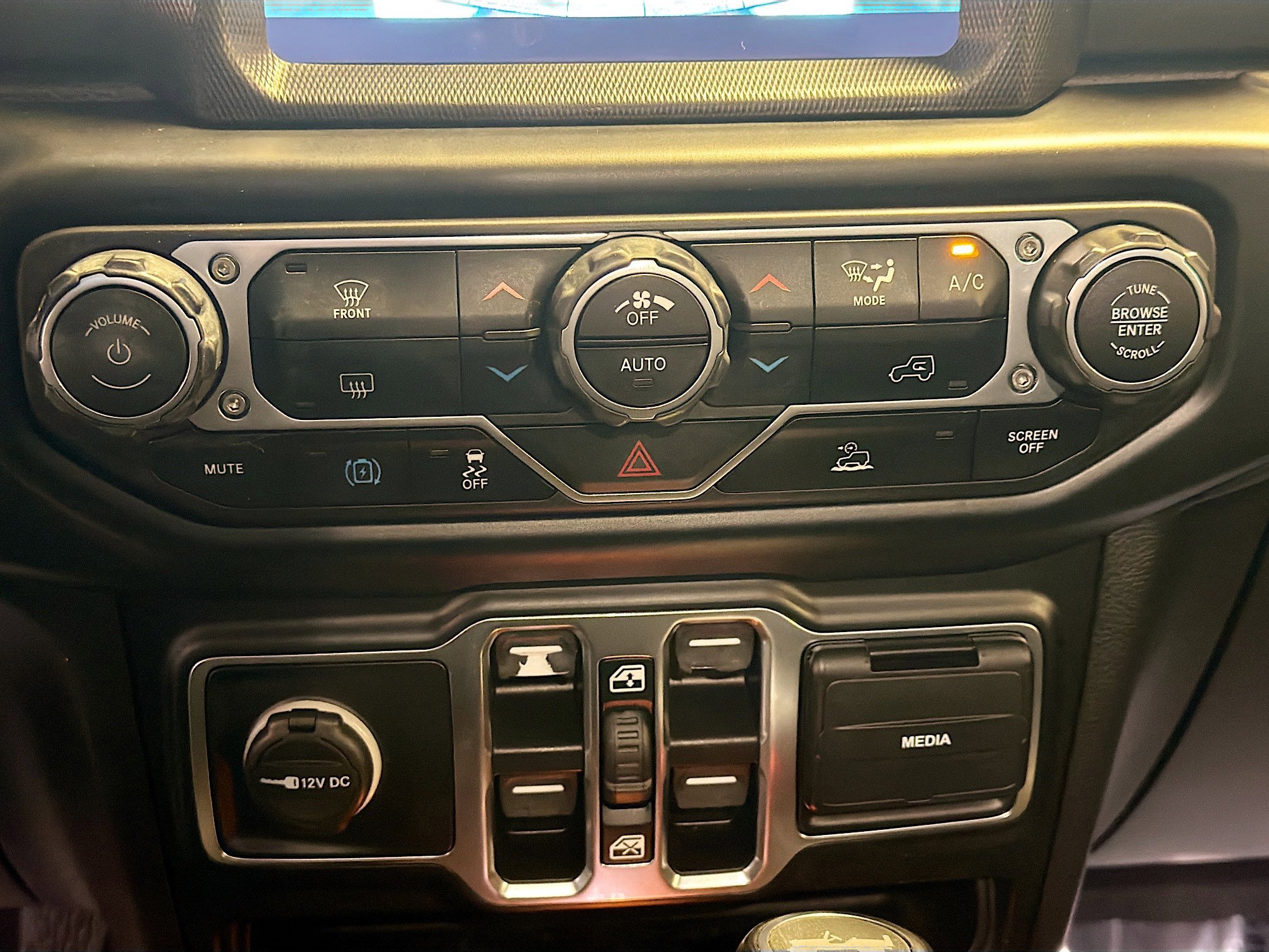 Used 2022 Jeep Wrangler Unlimited Sahara AWD/4WD image 23
