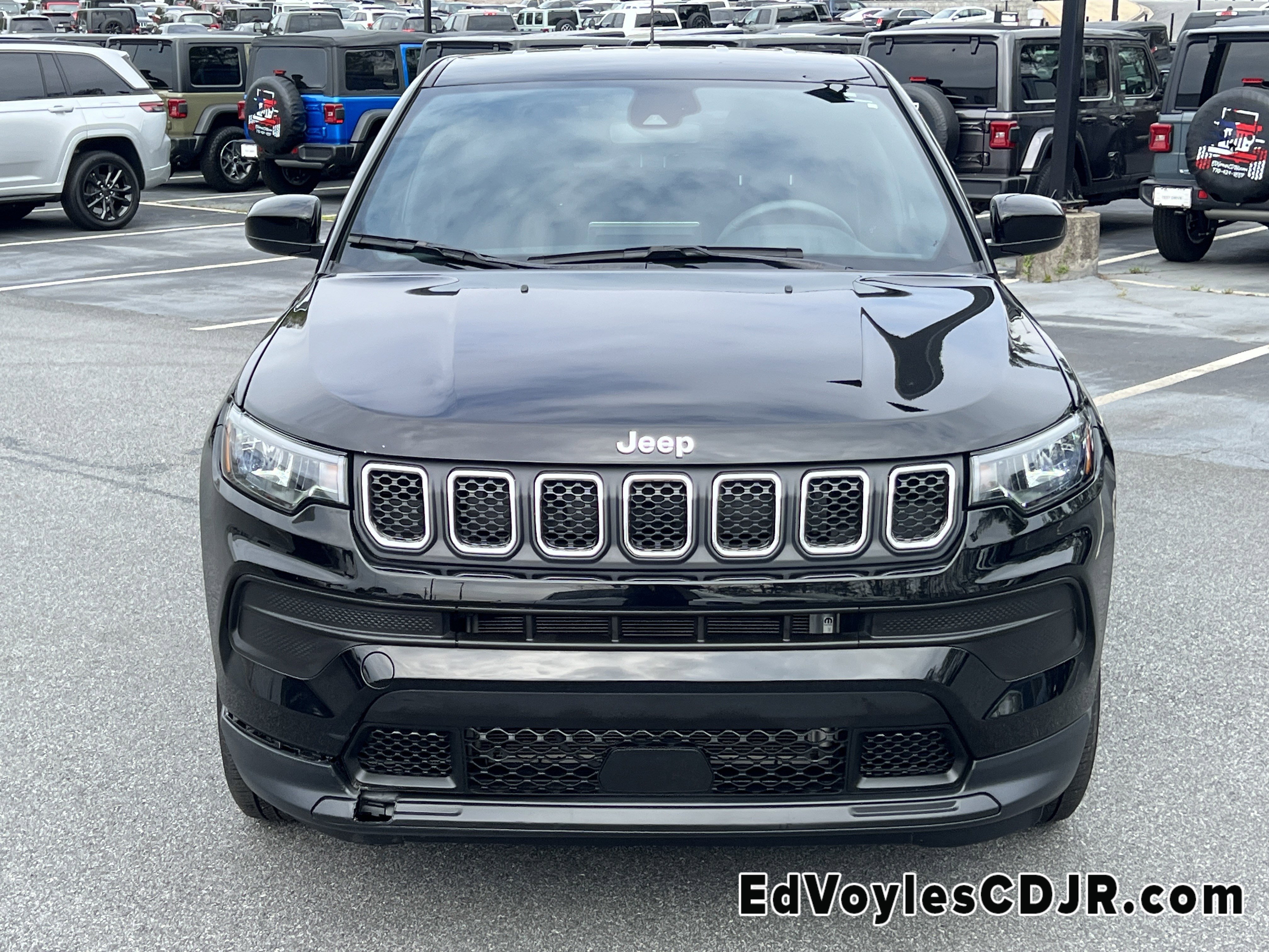 Used 2023 Jeep Compass Sport image 2