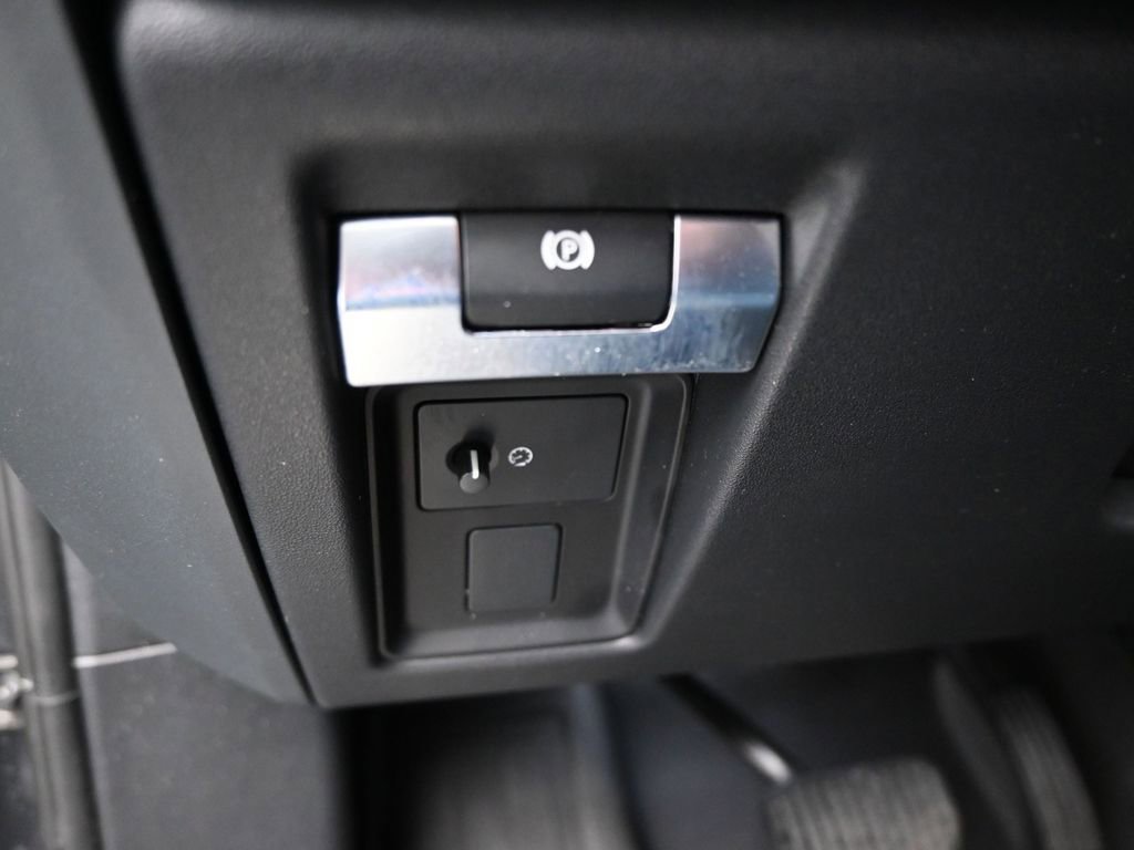 Used 2023 Land Rover Defender 130 X-Dynamic SE image 23