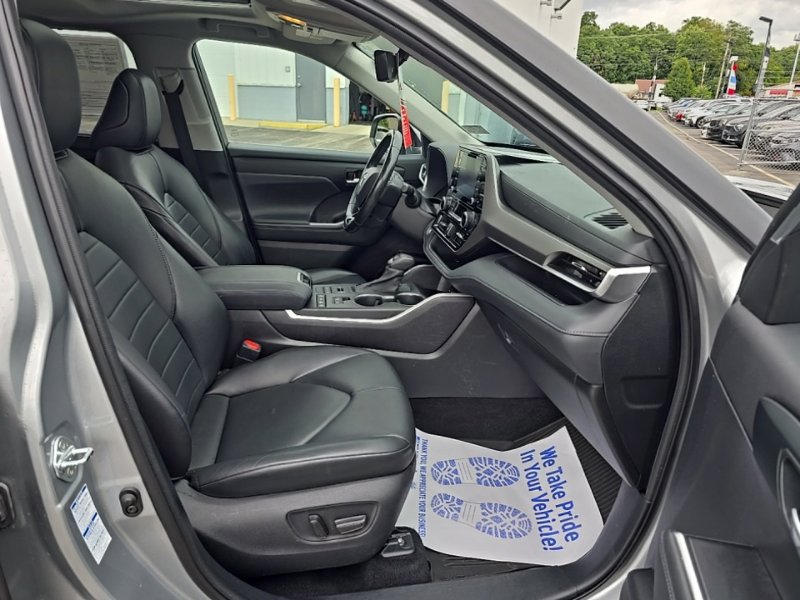 Used 2021 Toyota Highlander XLE AWD/4WD image 37