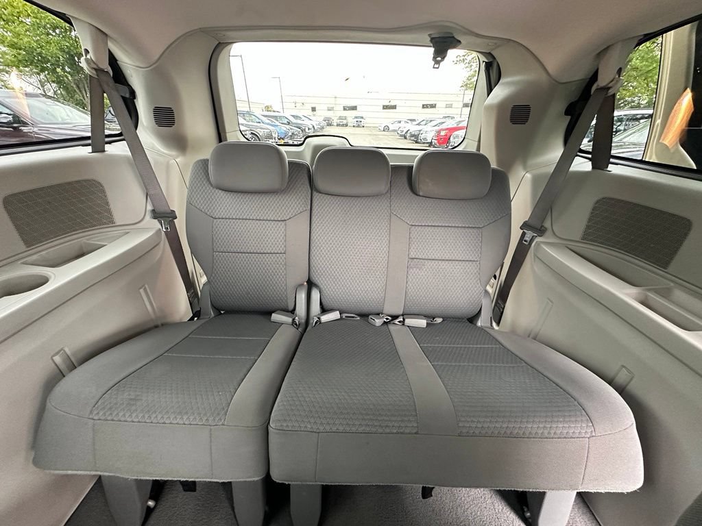 Used 2010 Chrysler Town & Country Touring FWD image 16