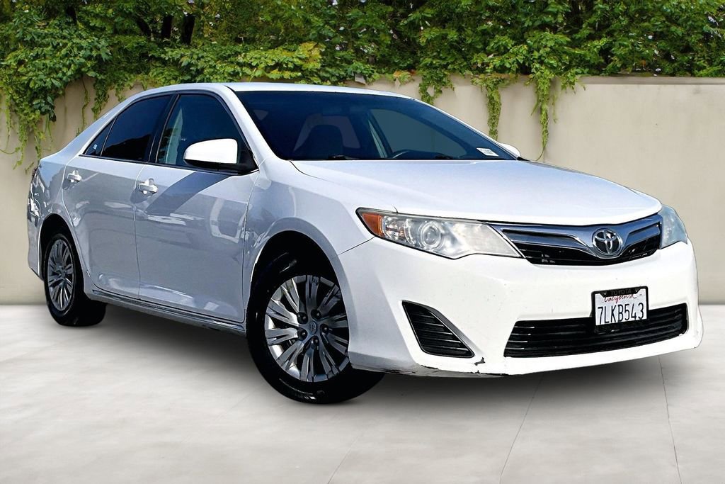 Used 2014 Toyota Camry LE image 1