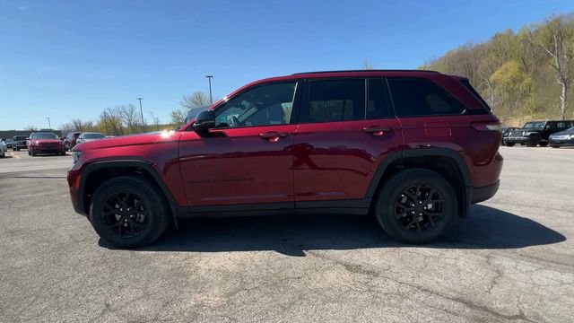 Used 2025 Jeep Grand Cherokee Altitude AWD/4WD image 5