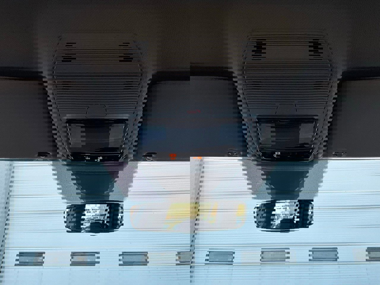 Used 2025 Volkswagen Atlas SE image 17