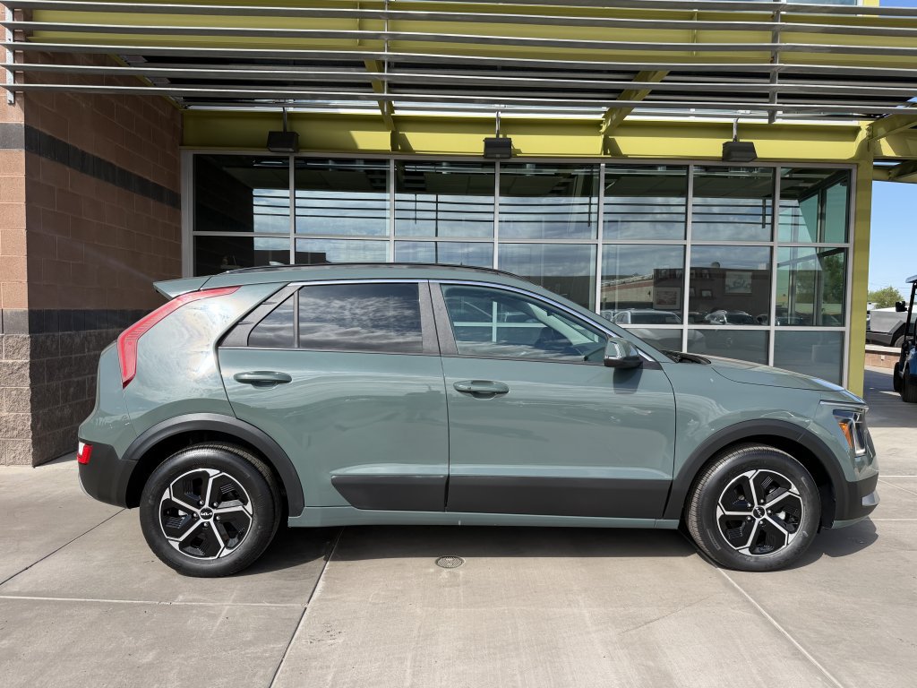 Used 2024 Kia Niro EX FWD image 9
