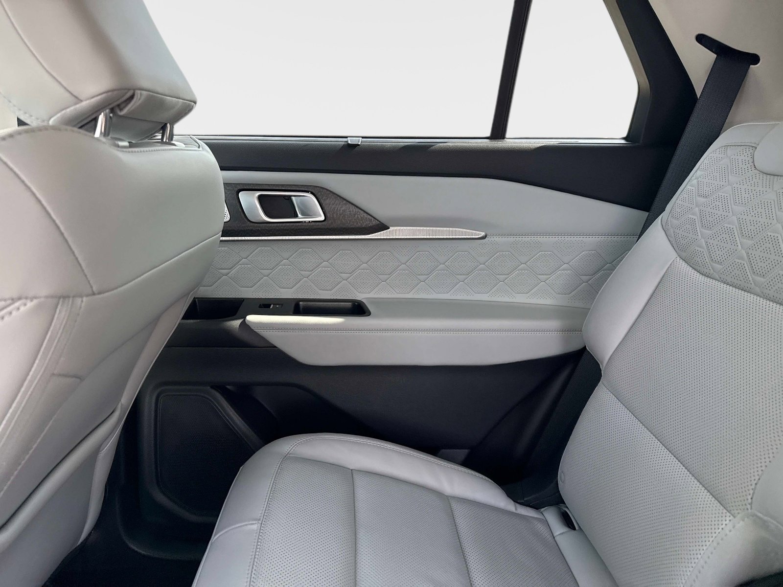 Used 2025 Ford Explorer Platinum w/ Ultimate Package image 17