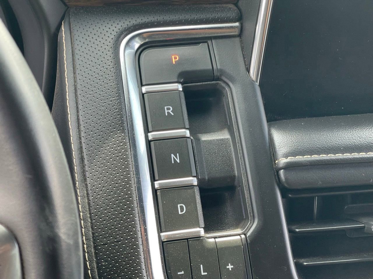 Used 2023 Chevrolet Suburban Premier image 8