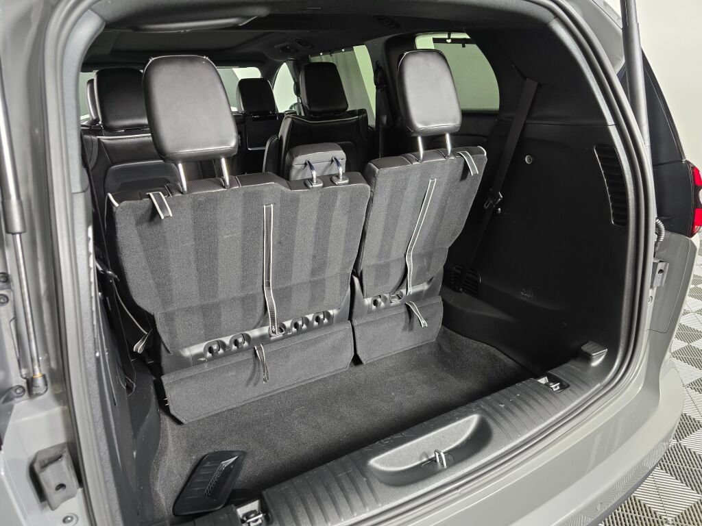Used 2023 Chrysler Pacifica Limited w/ Uconnect Theater Family Group FWD image 14