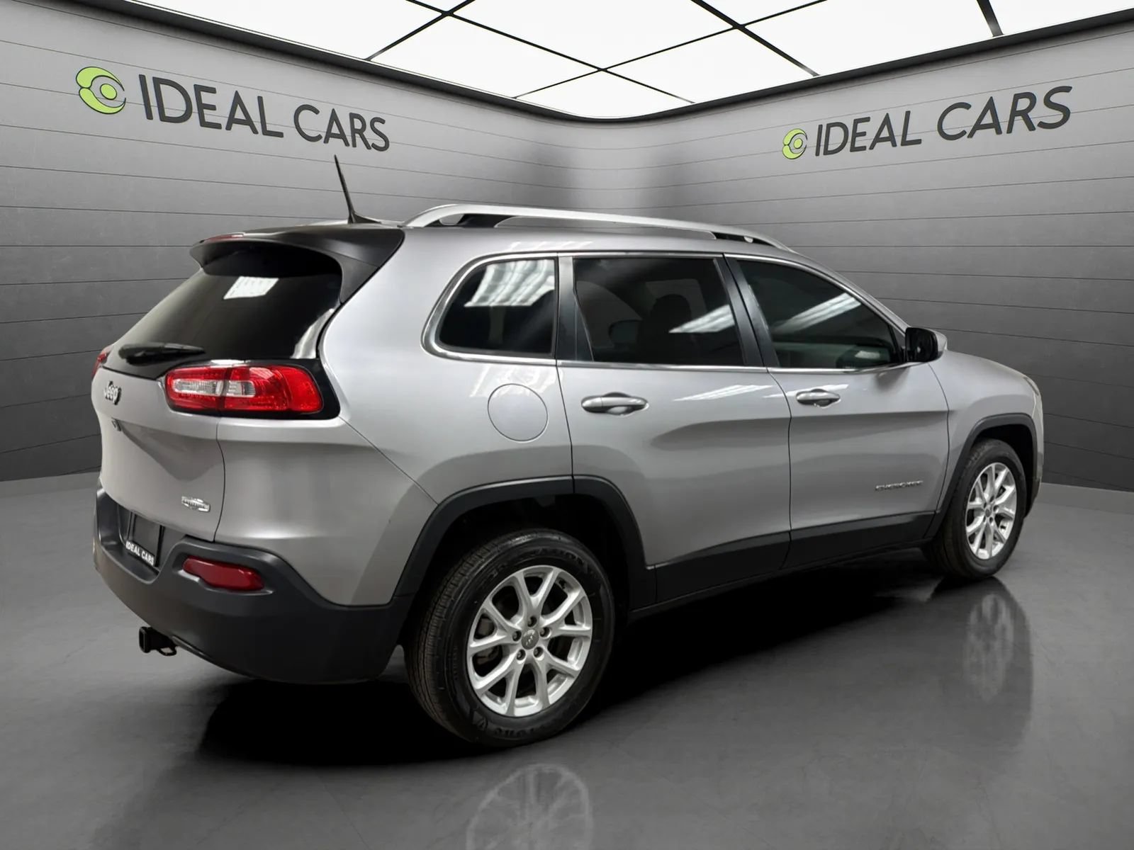 Used 2017 Jeep Cherokee Latitude FWD image 5